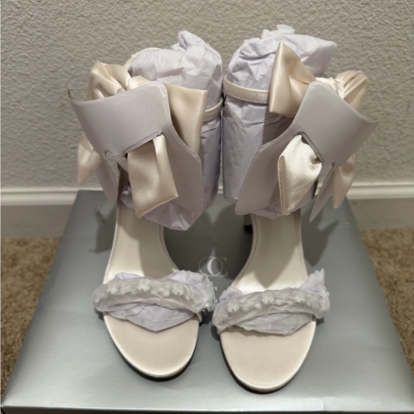 “New” Oleg Cassini Melania Cream Heels with Bow and Crystals size7 - Picture 2 of 6